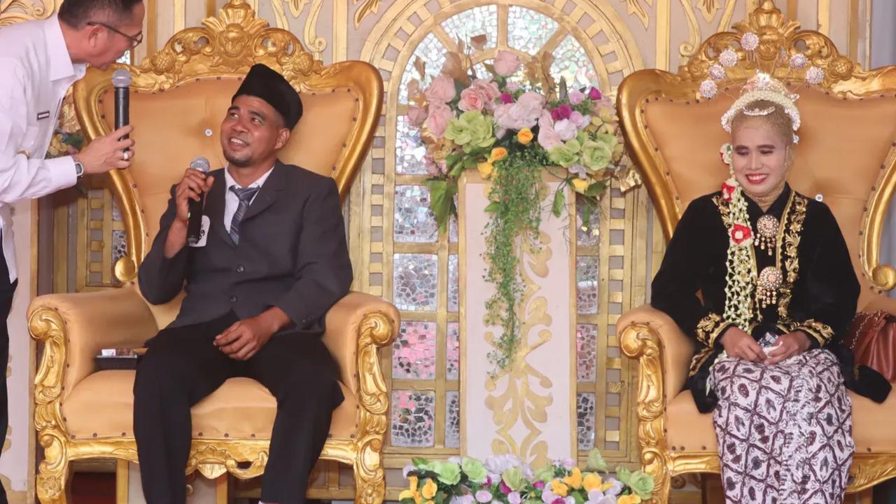 Sebanyak seratus pasang pengantin mengikuti nikah massal oleh Pemerintah Kota Palembang. Mereka mendapat tawaran bulan madu di rumah dinas Wali Kota Palembang.
