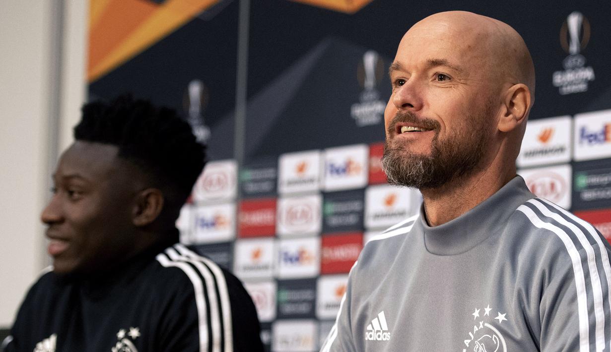 Pelatih Ajax Amsterdam, Erik ten Hag (kanan) dan kiper Andre Onana saat memberikan konferensi pers menjelang laga 32 besar Liga Europa 2019/2020 melawan Getafe di Amsterdam ArenA, Belanda, 26 Februari 2020. (AFP/ANP/Olaf Kraak)