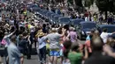 Dihari kedua, 10 Juni waktu setempat, sebelum Muhammad Ali diantarkan ke peristirahatan terakhirnya, jenazah terlebih dulu diarak keliling kota Louisville atau dikampung halamannya. (AFP/Bintang.com)