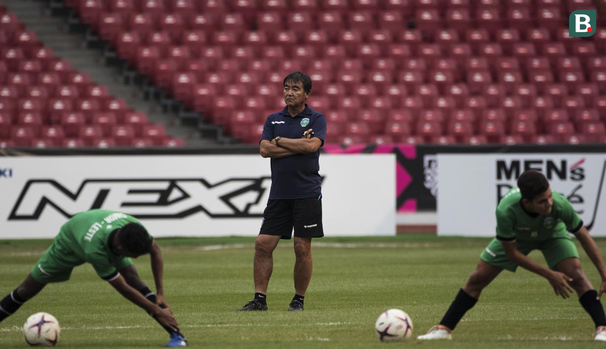Pelatih Timor Leste, Norio Tsukitate, mengamati anak asuhnya saat latihan di SUGBK, Jakarta, Senin (12/11). Latihan ini persiapan jelang laga Piala AFF 2018 melawan Timnas Indonesia. (Bola.com/Vitalis Yogi Trisna)