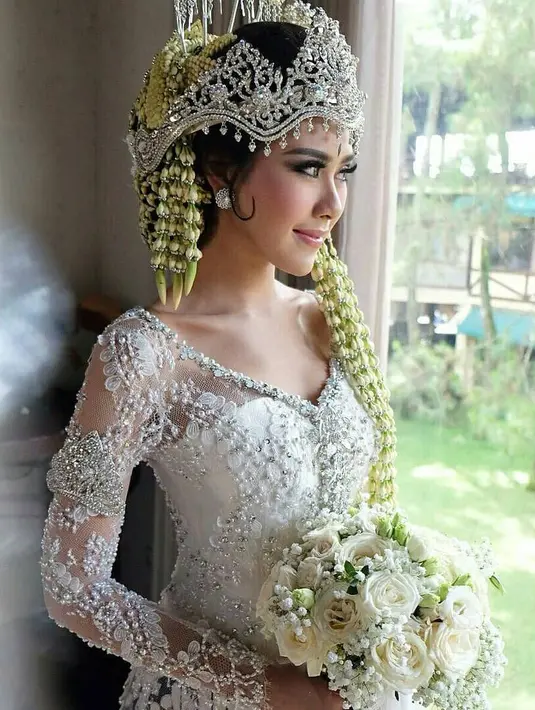 Mengingat sang ayah sudah meniggal dunia, Raffi Ahmad sebagai kakak pun menjadi wali nikah dari pernikahan Syahnaz dan Jeje. Sebelum resmi menikah, Syahnaz pun meminta izin kepada sang kakak laki-lakinya. (Foto: Instagram)