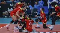 Para pemain Jakarta Pertamina Enduro melakukan selebrasi seusai menumbangkan Gresik Petrokimia sekaligus mengunci tiket untuk lolos ke Grand Final Proliga 2025 seusai bertanding di GOR Sritex Arena, Solo, Jumat (2/5/2025). (Bola.com/Radifa Arsa)