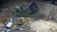 Rumah dan mobil yang rusak terlihat di Waverly, Tennessee, Rabu (25/8/2021). Hujan deras selama akhir pekan menyebabkan banjir di Tennessee Tengah dan telah mengakibatkan puluhan orang tewas karena rumah dan jalan pedesaan hanyut. (AP Photo/Mark Humphrey)