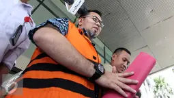 Budi Antoni Aljufri menjawab pertanyaan wartawan usai menjalani pemeriksaan, Jakarta, Selasa (14/7/2015). Budi diperiksa terkait kasus suap mantan Ketua MK, Akil Mochtar dalam Pilkada Kabupaten Empat Lawang. (Liputan6.com/Helmi Afandi)