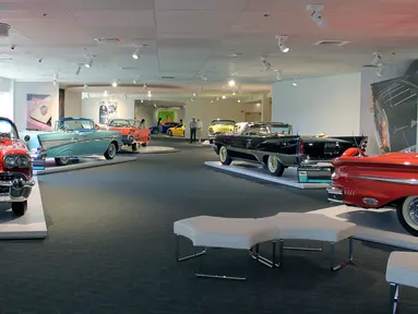 Sejumlah mobil tua dan klasik dipajang di Newport Car Museum di Portsmouth (13/6). (AP Photo / Michelle R. Smith)