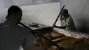 Seorang pekerja tebu memasak gula di trapiche panelero di Merida, Venezuela (21/9/2020). Jus tebu dibuat menjadi gula tebu utuh yang tidak dimurnikan yang dikenal sebagai panela, yaitu sukrosa berbentuk padat yang berasal dari perebusan dan penguapan sari tebu. (AP Photo/Matias Delacroix)