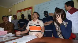  Kasubdit IV Renakta Polda Lampung Ajun Komisaris Besar Ferdyan Indra Fahmi (tengah) saat menceritakan kronologis penangkapan penyanyi dangdut Hesty “klepek klepek“di sebuah hotel bintang empat di Kota Bandar lampung, (19/2). (Istimewa)