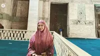 Ingrid Kansil saat melaksanakan salat di Masjid Hagia Shophia di Turki, baru-baru ini (Dok.Instagram/@ingrid_kansil/https://www.instagram.com/p/CHMnDCoJNpN/Komarudin)
