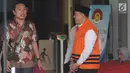 Bupati Jepara nonaktif, Ahmad Marzuki (kanan) usai menjalani pemeriksaan di Gedung KPK, Jakarta, Jumat (14/6/2019). Ahmad Marzuki diperiksa sebagai tersangka suap terkait putusan atas praperadilan kasus dugaan korupsi penggunaan dana bantuan partai politik di PN Semarang. (merdeka.com/Dwi Narwoko)