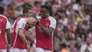 Pemain Arsenal, Gabriel Magalhaes (kanan) menjambak rambut rekan satu timnya, Granit Xhaka setelah dirinya melakukan selebrasi mencetak gol ke gawang Wolverhampton Wanderers dalam laga pamungkas English Premier league 2022/2023 yang berlangsung di Emirates Stadium, Minggu (28/5/2023). (AP Photo/Kin Cheung)