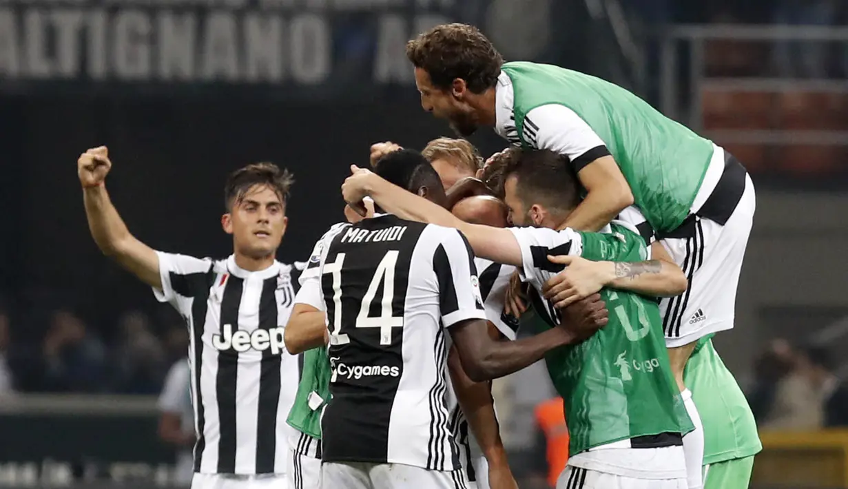 Para pemain Juventus merayakan kemenangan atas Inter Milan pada laga Serie A di Stadion Giuseppe Meazza, Sabtu (28/4/2018). Inter Milan takluk 2-3 dari Juventus. (AP/Antonio Calanni)