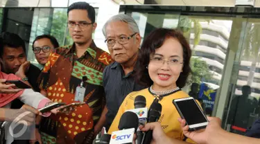 Anggota Timsel, Betti Alisjahbana memberikan keterang di Gedung KPK Jakarta, Selasa (17/1). Kedatangan timsel itu untuk meminta bantuan KPK dalam menelusuri rekam jejak calon komisioner KPU-Bawaslu periode 2017-2022. (Liputan6.com/Helmi Affandi)