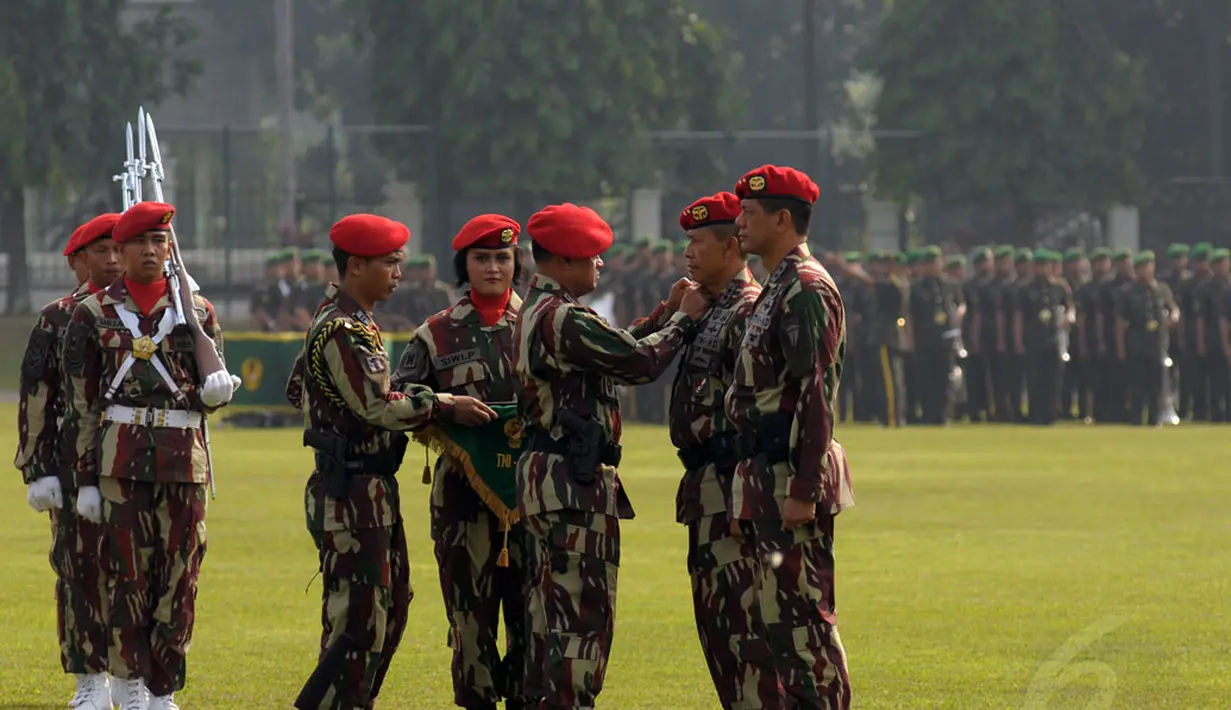 KSAD Jenderal Gatot Nurmantyo (tengah) mengganti tanda kepangkatan Mayjen TNI Agus Sutomo saat upacara serah terima jabatan Danjen Kopassus di Markas Kopassus, Cijantung, Jaktim, (24/10/2014). (Liputan6.com/Helmi Fithriansyah)