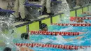 Perenang Indonesia, Jason Donovan (tengah) melihat papan skor setelah menyentuh garis finis pada nomor 50 meter gaya bebas putra dalam Kejuarnas Akuatik Indonesia 2026 di Stadion Akuatik Gelora Bung Karno, Senayan, Jakarta, Jumat (01/05/2026). (Bola.com/Bagaskara Lazuardi)