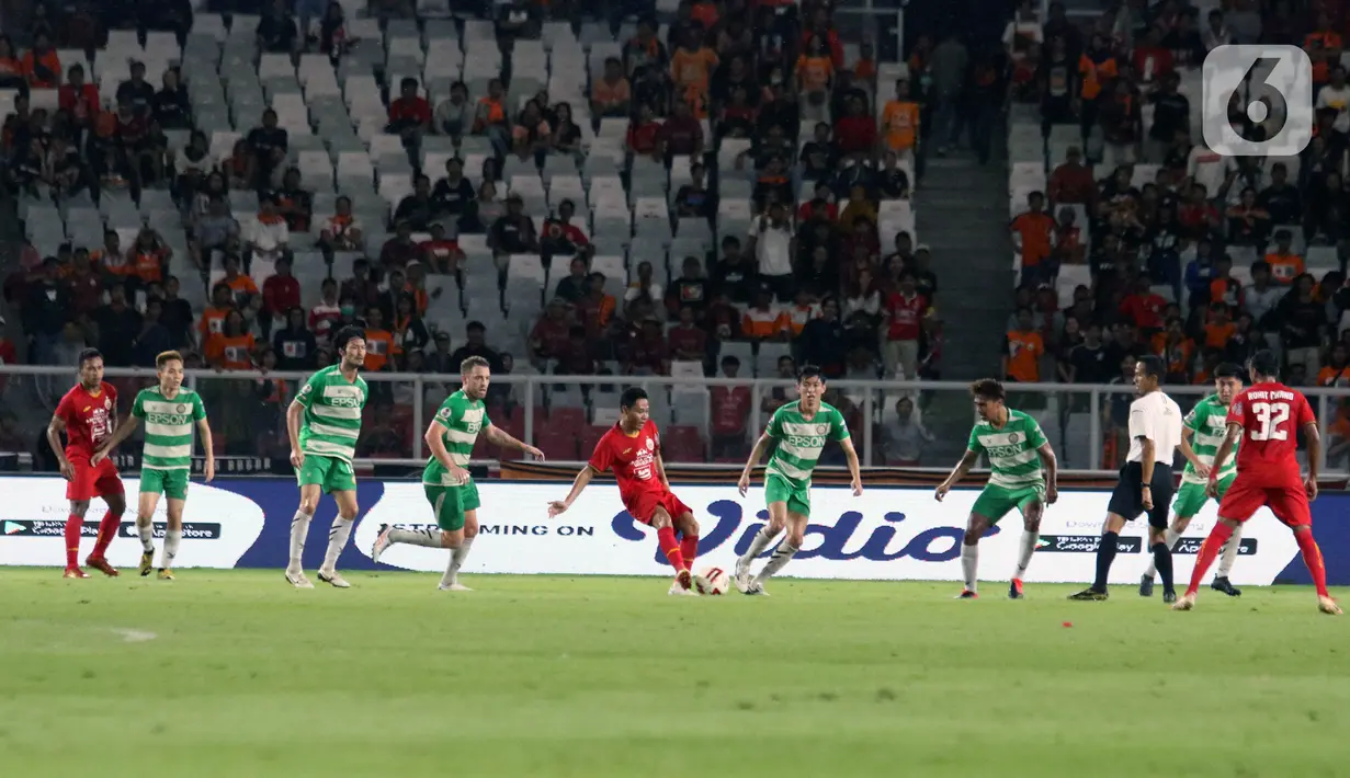 Pemain Persija Evan Dimas (tengah) mengumpan bola saat melawan Geylang International FC pada pertandingan persahabatan di SUGBK, Jakarta, Minggu (23/2/2020). Persija membungkam Geylang 3-1. (Liputan6.com/Angga Yuniar)