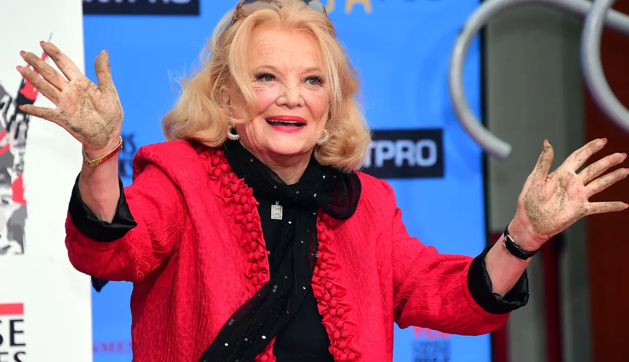 Gena meninggalkan seorang suami, Robert — yang telah dinikahinya sejak 2012 — dan 3 anaknya, yakni Nick, Alexandra dan Zoe Cassavetes. (Frederic J. BROWN / AFP)