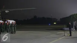 Suasana upacara penerimaan jenazah korban jatuhnya pesawat Hercules C-130, di Lanud Halim Perdanakusuma, Jakarta, Rabu (1/7/2015). Presiden Jokowi memimpin langsung upacara penerimaan jenazah. (Liputan6.com/Faizal Fanani)
