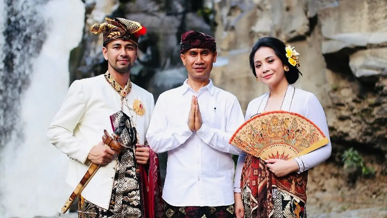 7 Pesona Raffi Ahmad dan Nagita Slavina saat Berbusana Adat Bali