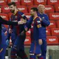 Manajer tim Barcelona, Ronald Koeman (kiri) merayakan kemenangan 3-0 atas Sevilla bersama Gerard Pique dan Lionel Messi usai laga leg kedua semifinal Copa Del Rey 2020/21 di Camp Nou Stadium, Rabu (3/3/2021). Barcelona menang 3-0 melalui extra time dan lolos ke babak final. (AP/Joan Monfort)