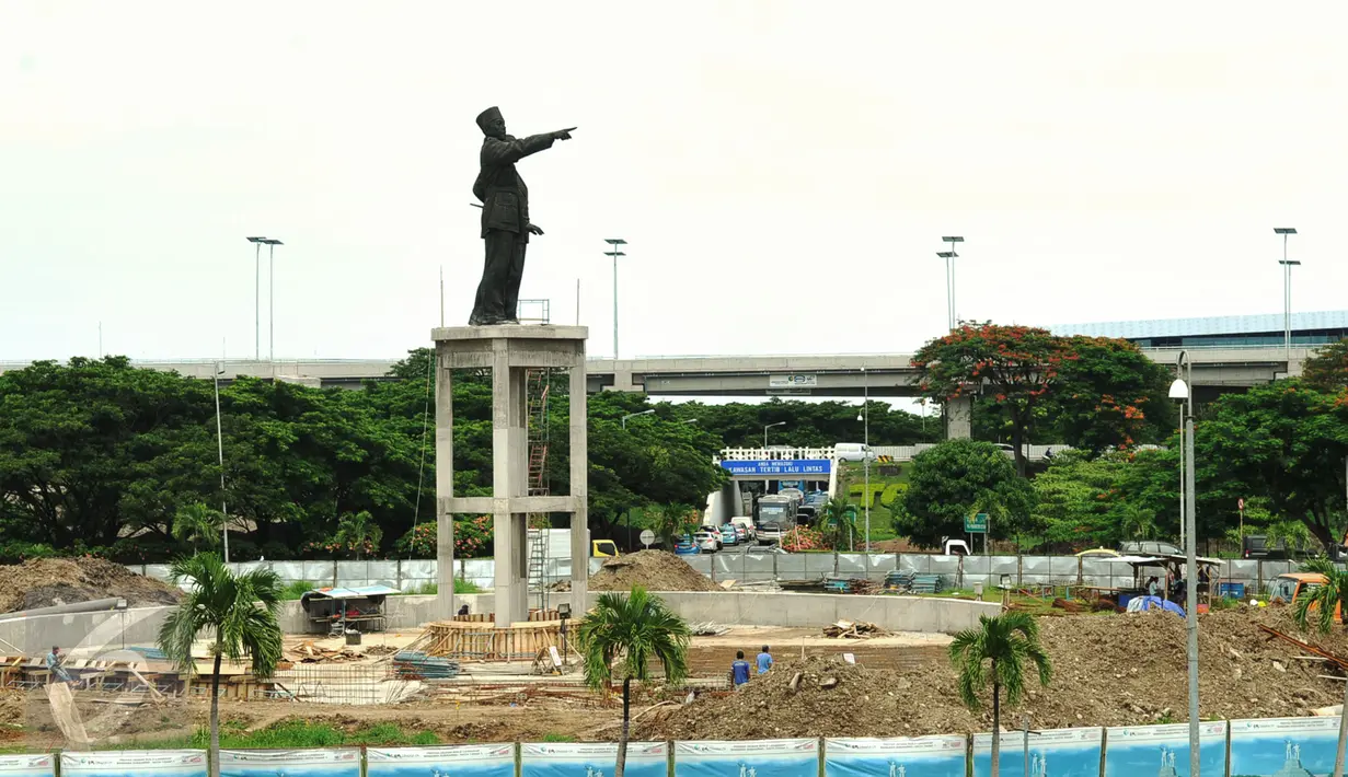 Proyek pengerjaan patung Soekarno-Hatta di kawasan bandara internasional Soekarno Hatta, Tangerang, Banten, (27/1/16). Pemindahan patung terkait rencana pembangunan Bandara Soetta. (Liputan6.com/Faisal R Syam)