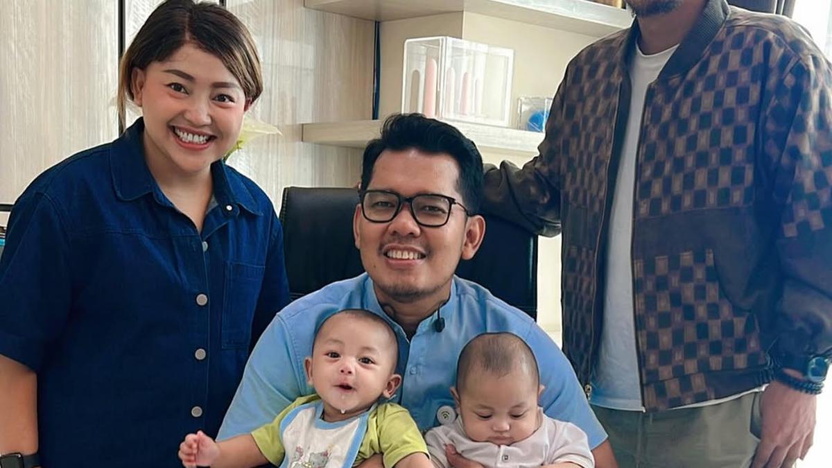 6 Potret Mpok Alpa Asuh 4 Anaknya, Dedikasi di Tengah Kesibukan dan Pengobatan Kanker
