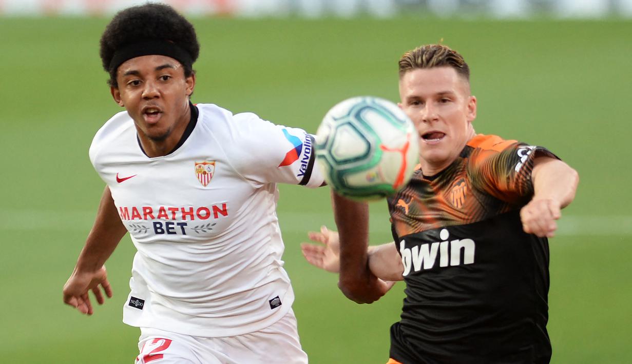 Jules Kounde (kiri) merupakan pemain Sevilla yang dinobatkan sebagai bek terbaik Liga Spanyol pada musim lalu. Kounde merupakan pemain belakang yang memiliki kemampuan dalam duel udara, passing, dan kecepatan lari. (Foto: AFP/Kirill Kudryavtsev)
