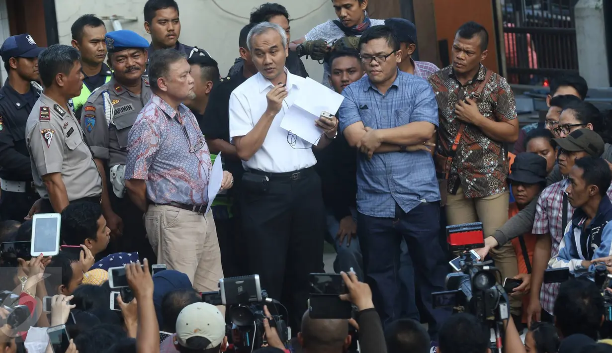 Tim dokter menyampaikan keterangan kepada orangtua yang anaknya menjadi korban vaksin palsu di RS Harapan Bunda, Jakarta, Jumat (15/7). RS mengakui vaksin yang diberikan melalui perawat mereka merupakan vaksin palsu. (Liputan6.com/Immanuel Antonius)