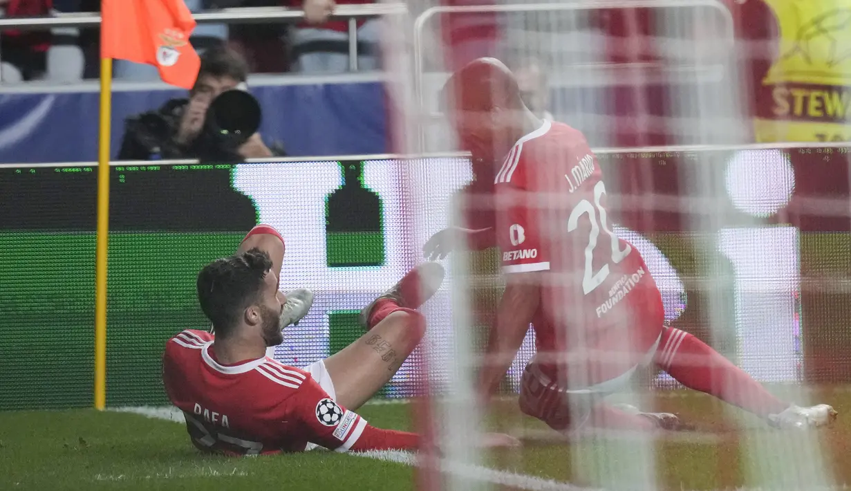 Di sisa babak pertama Benfica berhasil memperbesar keunggulan menjadi 3-1 lewat gol Rafa Silva pada menit ke-35 dan bertahan hingga babak pertama usai. (AP/Armando Franca)