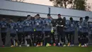 Para pemain Porto berlari kecil dalam sesi latihan Porto di markas klub di Olival, Vila Nova de Gaia, Senin (30/11/2020) waktu setempat. Porto akan menghadapi Manchester City pada matchday ke-5 Grup C Liga Champions 2020/21, Selasa (1/12/2020). (AFP/Miguel Riopa)