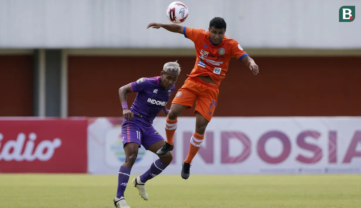 Sementara Persiraja bermain lebih tenang dan menunggu kesempatan untuk melakukan serangan balik. (Bola.com/Arief Bagus)