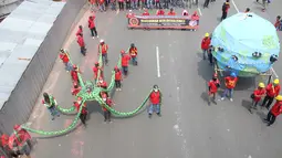 Massa Konfederasi Kongres Aliansi Serikat Buruh Indonesia (KASBI) pada peringatan May Day di Bundaran HI, Jakarta, Senin (1/5). Mereka akan melakukan aksi ke Istana Merdeka dengan membawa gurita raksasa, bola dunia dan tikus. (Liputan6.com/Angga Yuniar)