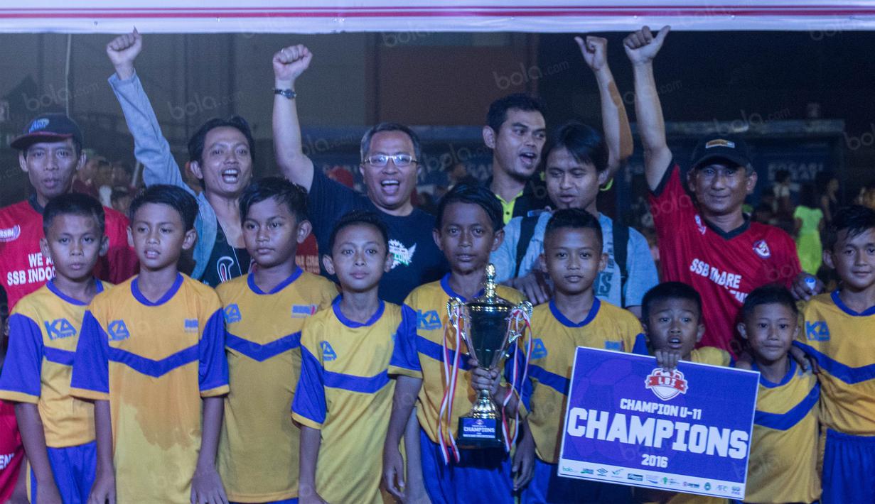HOO Bola.com, Darojatun (tengah), bersama pemain Indocement merayakan keberhasilan menjadi juara turnamen kelas Championship pada Liga Bola Indonesia. (Bola.com/Vitalis Yogi Trisna)