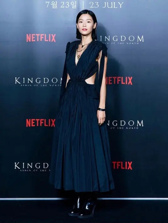 Menghadiri press conference film Kingdom: Ashin of The North, Jun Ji Hyun tampil elegan dalam balutan outfit hitam head to toe dari Alexander McQueen. Gaun tersebut merupakan Drawstring Ribbon Tie Dress seharga Rp 68 juta. (Instagram/alexandermcqueen).