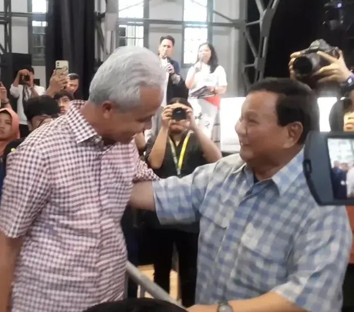 Selain itu, terkait dengan pertemanan ketiga bacapres tersebut, Ganjar mengaku saling sapa setiap adanya pertemuan, baik dengan Ketua Umum Partai Gerindra Prabowo Subianto ataupun bacapres Koalisi Perubahan Anies Baswedan.