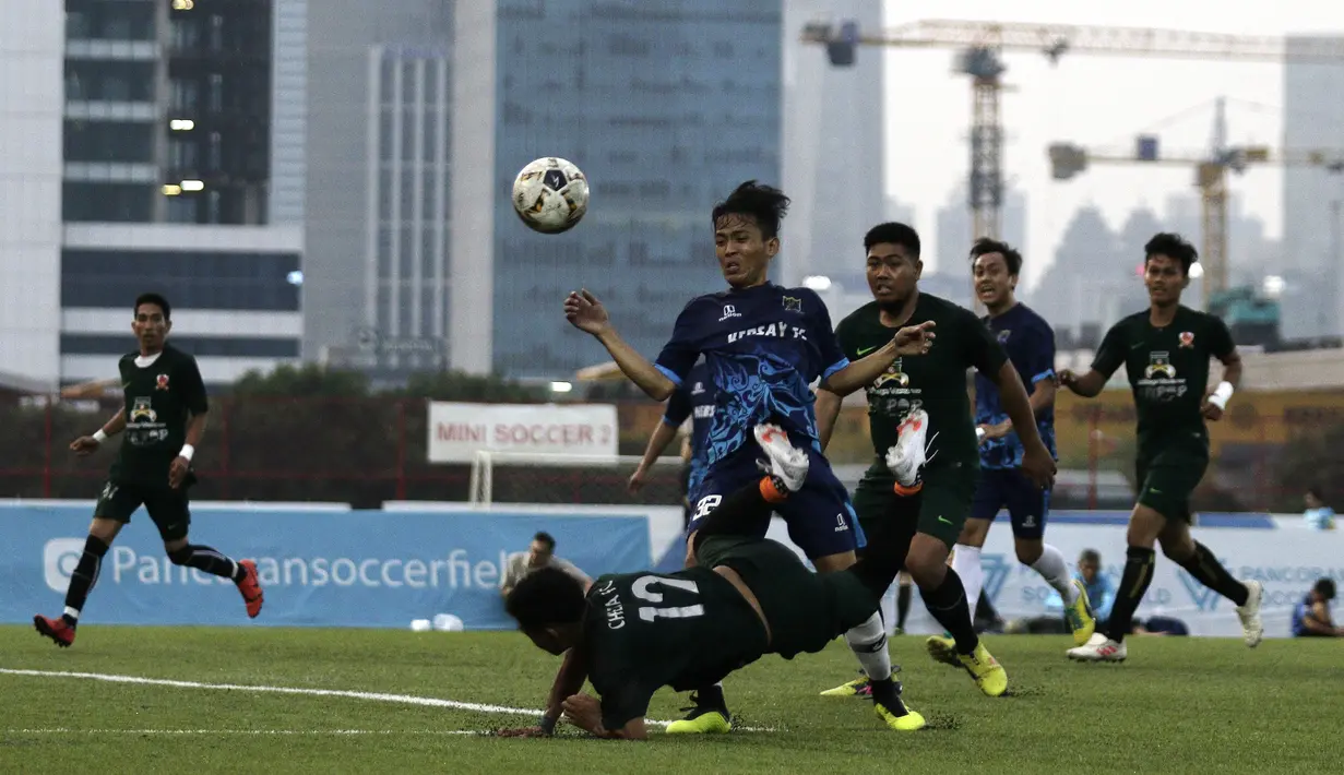 Pemain berebut bola pada laga final Liga AYO Jakarta 2019 di Lapangan Aldiron, Pancoran, Jakarta, Minggu (24/11). Babak Final Liga AYO Jakarta berlangsung ketat dan panas. (Bola.com/Yoppy Renato)