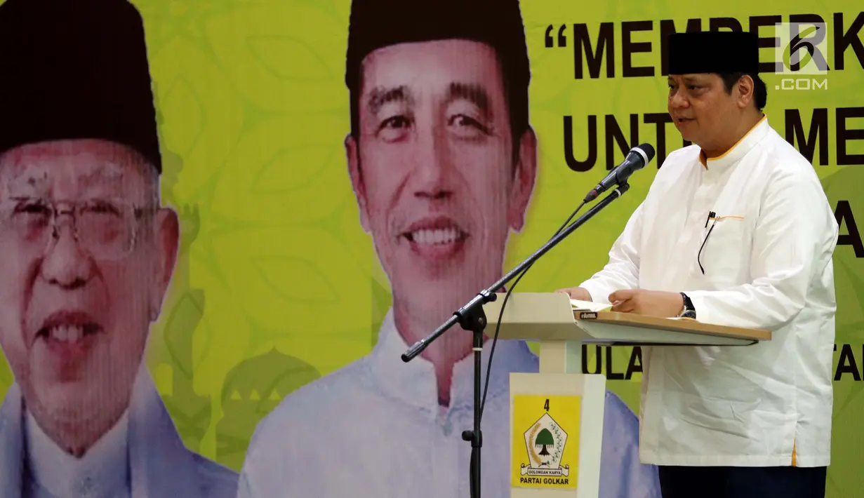 Ketum Partai Golkar Airlangga Hartato memberikan sambutan saat acara Istighosah menyambut Milad ke-54 Partai Golkar dan Hari Santri Nasional, di aula DPP Partai Golkar, Jakarta, Kamis (18/10). (Liputan6.com/Johan Tallo)