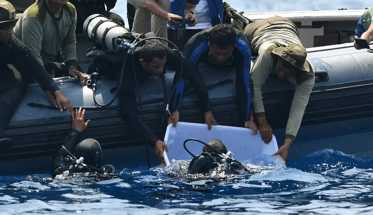 Tim penyelam TNI AL mengevakuasi kotak hitam Lion Air PK-LQP JT 610 dari dasar laut perairan Karawang, Jawa Barat (1/11). CDR berfungsi merekam segala percakapan pilot dan kopilot dengan petugas menara pengawas di dalam kokpit. (AFP Photo/Adek Berry)