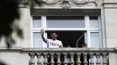 Megabintang Lionel Messi melambai kepada para fans dari balkon hotel Royal Monceau di Paris pada Selasa (10/8/2021). Mantan bintang Barcelona itu tiba di hotel setelah menjalani tes medis dan sempat ke Stadion Parc des Princes, kandang PSG (Paris Saint-Germain). (Sameer Al-DOUMY/AFP)