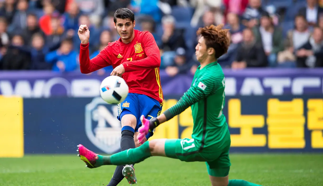 Pemain Spanyol, Alvaro Morata, saat mencetak gol ke gawang Korea Selatan pada laga persahabatan di Red Bull Arena, Wals-Siezenheim, Austria, Rabu (1/6/2016). (EPA/Andreas Schaad)