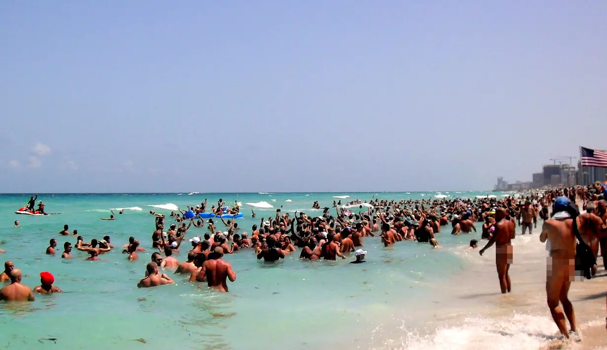 Pantai Haulover merupakan sebuah wisata yang terdapat di Florida. Di pantai ini para pengunjung diperbolehkan datang dan berjemur dalam keadaan telanjang. Bugil di pantai ini telah mendapatkan ijin dari pemerintahan setempat Amerika.( wikimedia.org)