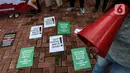 Sejumlah poster diletakan saat melakukan aksi di depan Mabes Polri, Jakarta, Jumat (21/1/2022). Mereka menuntut kekerasan yang dilakukan oknum aparat kepolisian terhadap Warga Rukun Tani Sumberejo Pakel, Desa Pakel, Banyuwangi, Jawa Timur. (Liputan6.com/Johan Tallo)