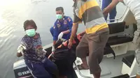 Tim SAR gabungan saat mengevakuasi jenazah korban terseret ombak Pelabuhan Ratu. (Liputan6.com/Achmad Sudarno)