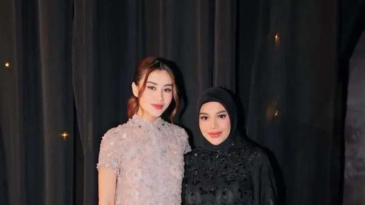 6 Beda Gaya Fuji dan Aaliyah Massaid dengan Tas Mewah di Acara Ngunduh Mantu Kakak Fadil Jaidi
