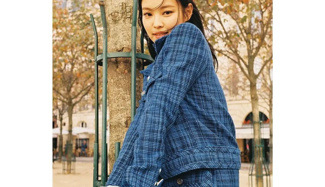 Tak jarang Jennie juga berbagi foto OOTD dengan style-nya yang tak membosankan.[Instagram @lesyeuxdenini]