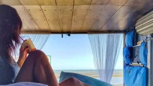 Chrissy Junge asal Australia telah tinggal di truk sejak membelinya pada bulan Mei 2017 (Instagram/Brisbanegirlinavan)