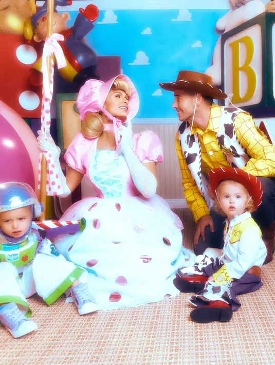 Carter Reum padukan kemeja kotak-kotak kuning dengan celana denim, sepatu boots, dan topi cowboi [@parishilton]