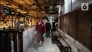 Dinas Penanggulangan Kebakaran dan Penyelamatan Provinsi DKI Jakarta melakukan penyemprotan cairan disinfektan di area perdagangan Pasar Senen, Jakarta, Selasa (9/6/2020). Kegiatan ini bertujuan untuk memutus mata rantai penyebaran Covid-19 khususnya di tempat keramaian. (Liputan6.com/Faizal Fanani)
