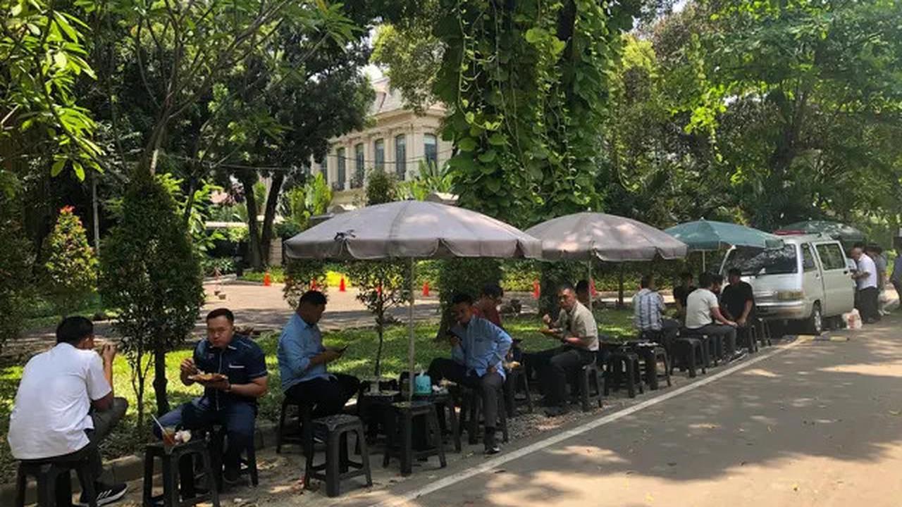 Warung Nasi Mobil di Depan Rumah Sandiaga Uno, Laris Manis dan Ramah di Kantong