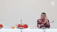 Komisioner KPU, Wahyu Setiawan bersiap memimpin rapat bersama perwakilan parpol, Jakarta, Rabu (27/2). Rapat membahas jadwal kampanye dan rapat umum serta sosialisasi fasilitasi iklan kampanye Pemilu 2019 di media massa. (Liputan6.com/Helmi Fithriansyah)