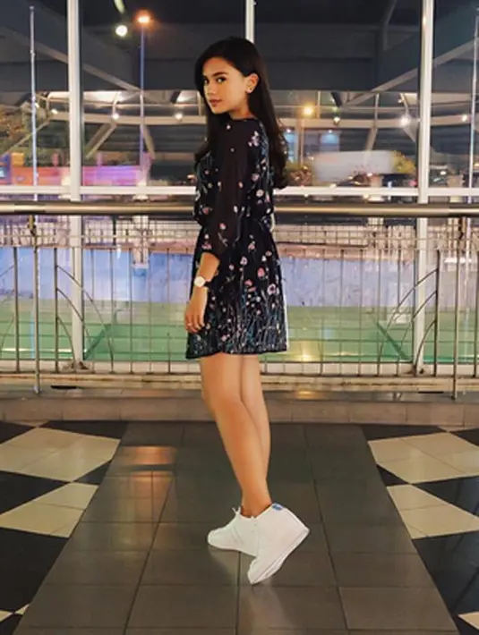 "Aku sudah setahun di Inbox tapi masih belajar sama Kak Dika, Kak Gading. Enggak sangka bisa dapat penghargaan ini. Karena menurut aku enggak gampang jadi host," kata Audi Marissa. (via instagram/@audimarissa)